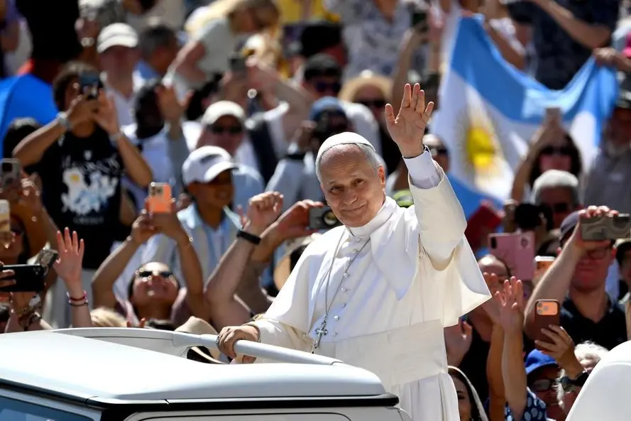 Il Papa saluta i fedeli in piazza San Pietro prima dell\\'udienza generale , ANSA