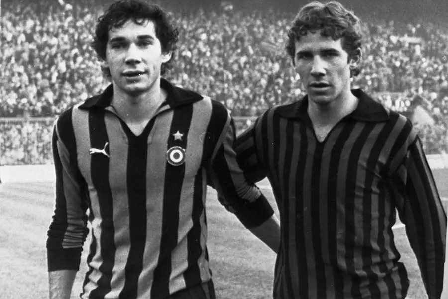 I fratelli Baresi, Franco (D) del Milan e Giuseppe dell'Inter, al termine del derby del 13 novembre 1978. ANSA/ARCHIVIO