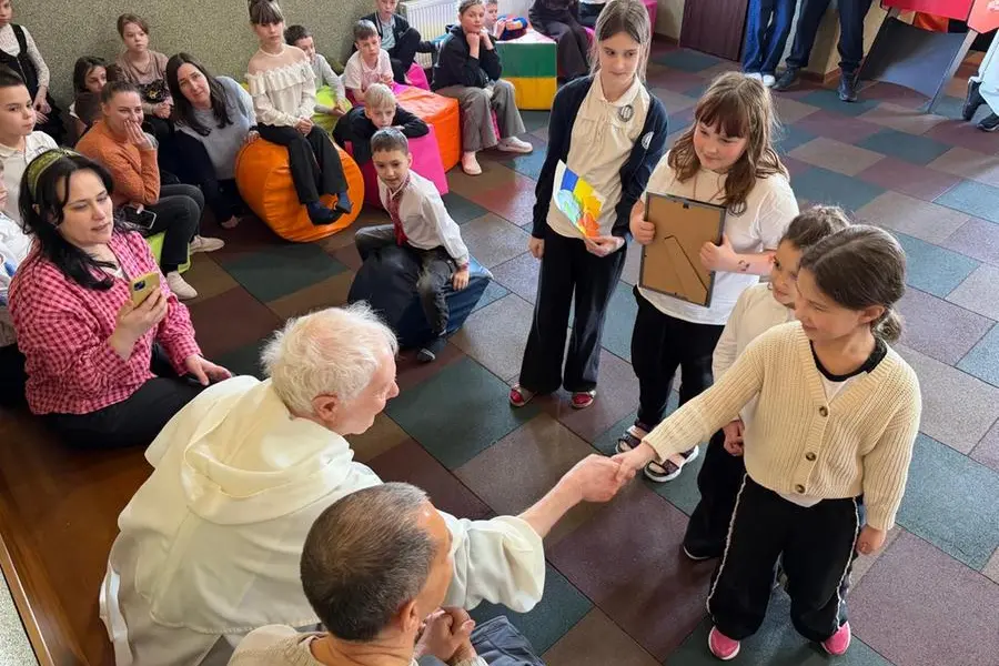 Radcliffe in visita alla scuola primaria del Centro San Martino di Fastiv