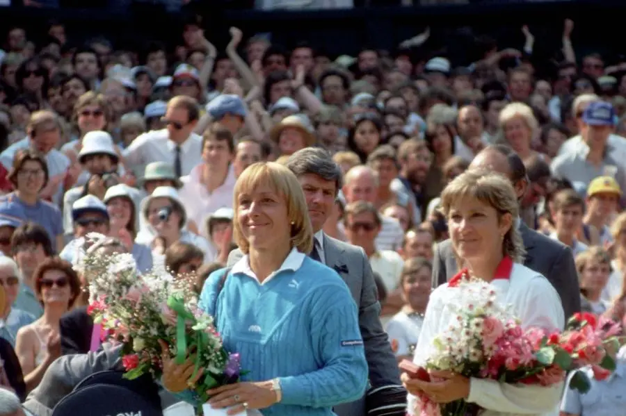Martina Navratilova e Chris Evert si inchinano al Royal box dopo la Final Wimbledon 1984. , \\u00A9 SPORTING PICTURES (UK) LTD