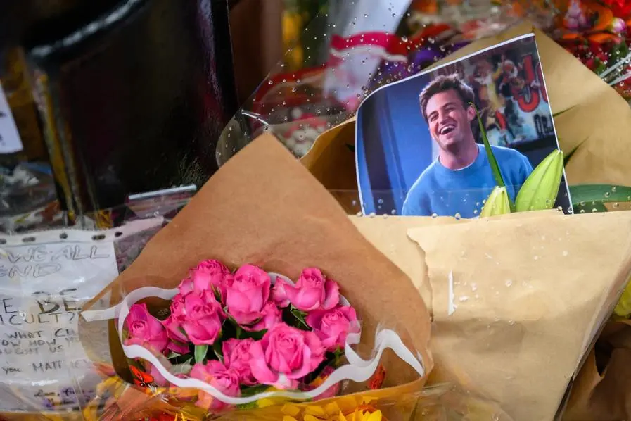 epa10950228 A makeshift memorial for US actor Matthew Perry outside the building shown in exterior shots of the television show 'Friends', in New York, USA, 30 October 2023 (Issued on 31 October 2023). Perry, who played Chandler Bing on NBC's 'Friends' for 10 seasons, was found dead at his Los Angeles home on 30 October, he was 54. EPA/Tamas Vasvari HUNGARY OUT