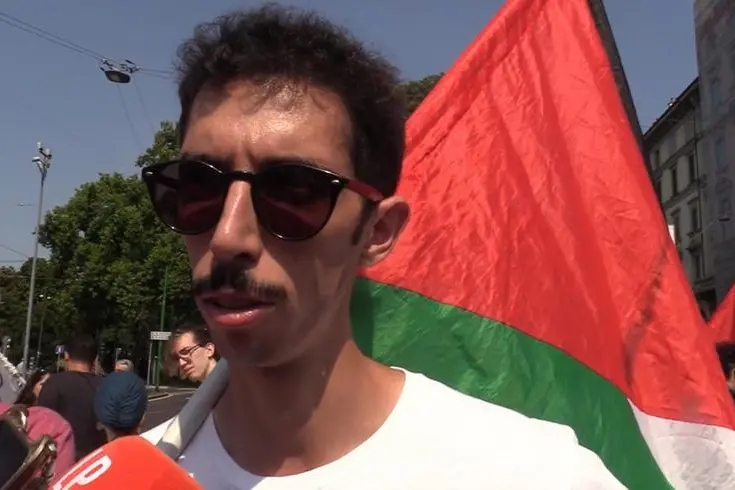 Youssef Siher intervistato dai giornalisti a margine della manifestazione dei Giovani Palestinesi a Milano contro il Comune il 12 luglio 2025. , ANSA