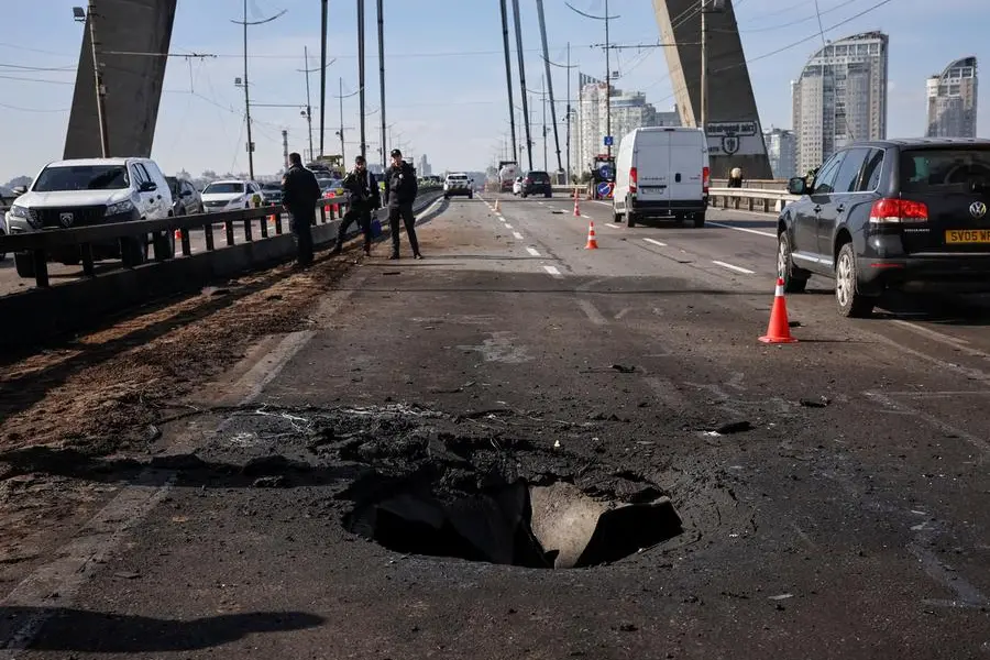 La voragine creata da un drone russo che ha colpito il Ponte Nord di Kyiv.
