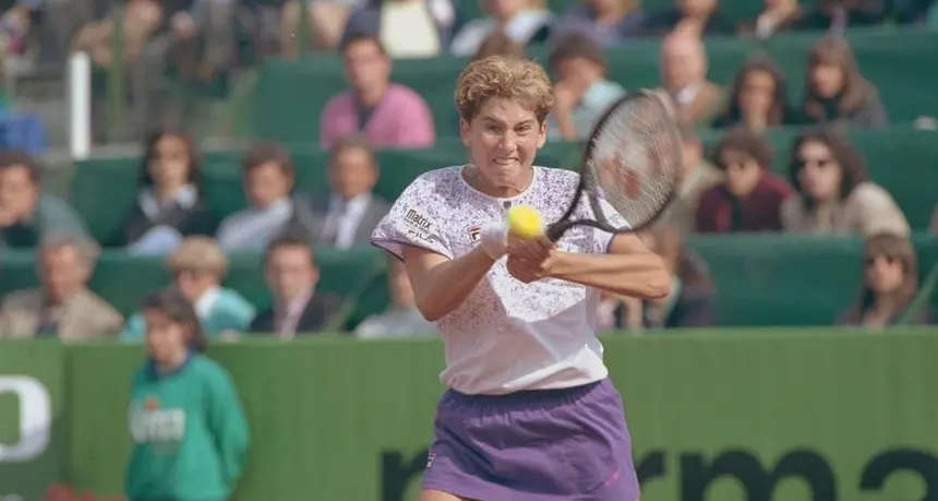 Tennis minacce, gli haters non nascono oggi: quando Monica Seles raccontò la coltellata in campo a Famiglia Cristiana