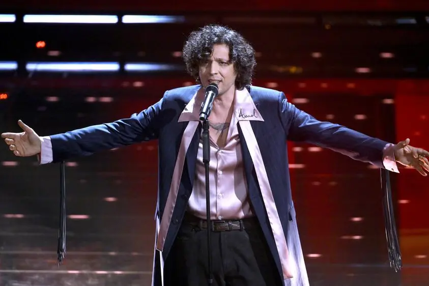 Ermal Meta sul palco dell\\'Ariston canta Stella Stellina durante il Festival di Sanremo 2026. , ANSA