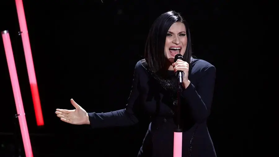 Laura Pausini vestita da Madonna? L’esibizione in Spagna scatena polemiche