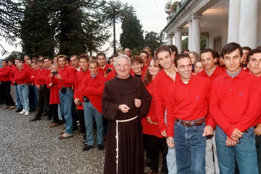Padre Eligio Gelmini nel 1998 con i ragazzi ospiti della comunit\\u00E0 \"Cielo 91\" ad Alzate Brianza , ANSA