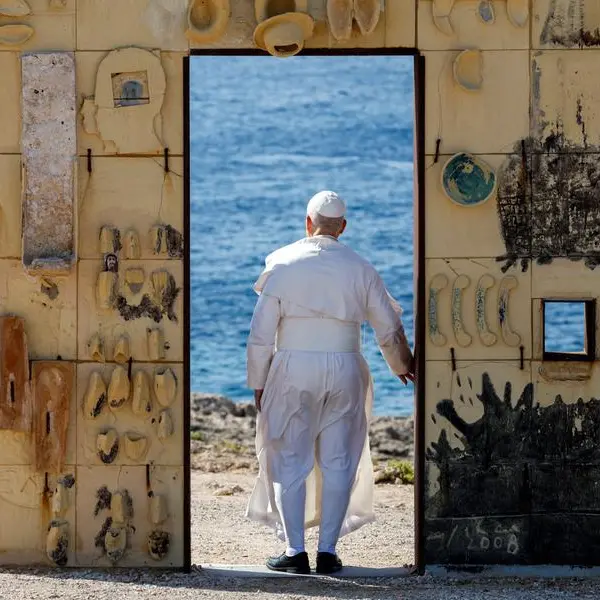 Il Papa alla Porta d'Europa guarda il Mediterraneo, la foto simbolo del viaggio a Lampedusa