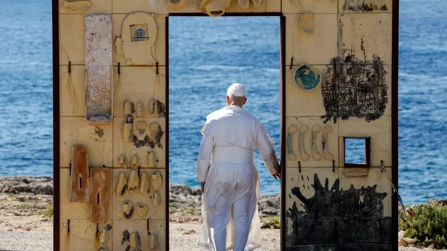 Il Papa alla Porta d'Europa guarda il Mediterraneo, la foto simbolo del viaggio a Lampedusa