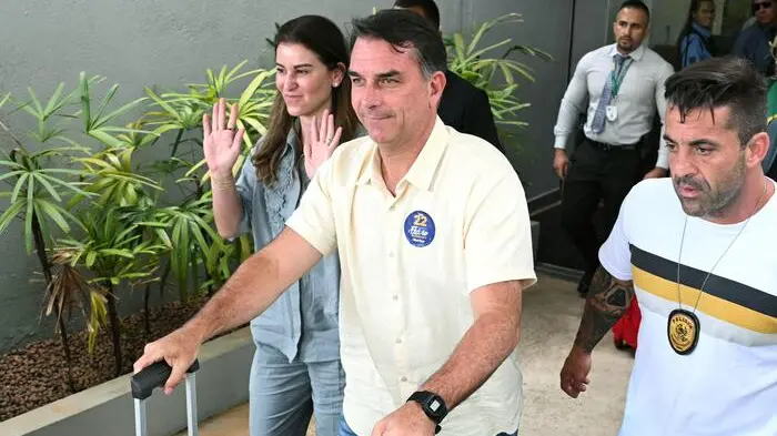 Da Jair a Flávio: la dinastia dei Bolsonaro che perde e scappa (sempre) dall’amico Trump