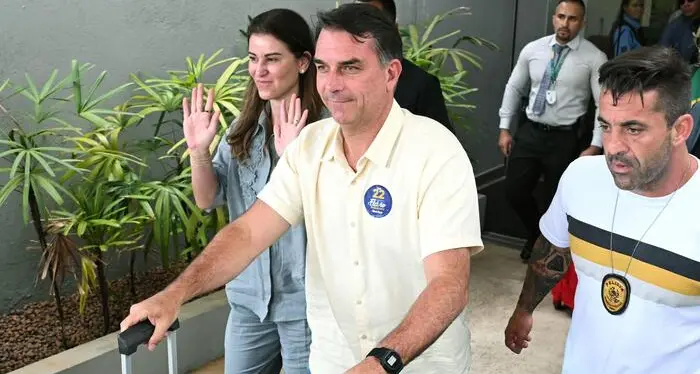 Da Jair a Flávio: la dinastia dei Bolsonaro che perde e scappa (sempre) dall’amico Trump