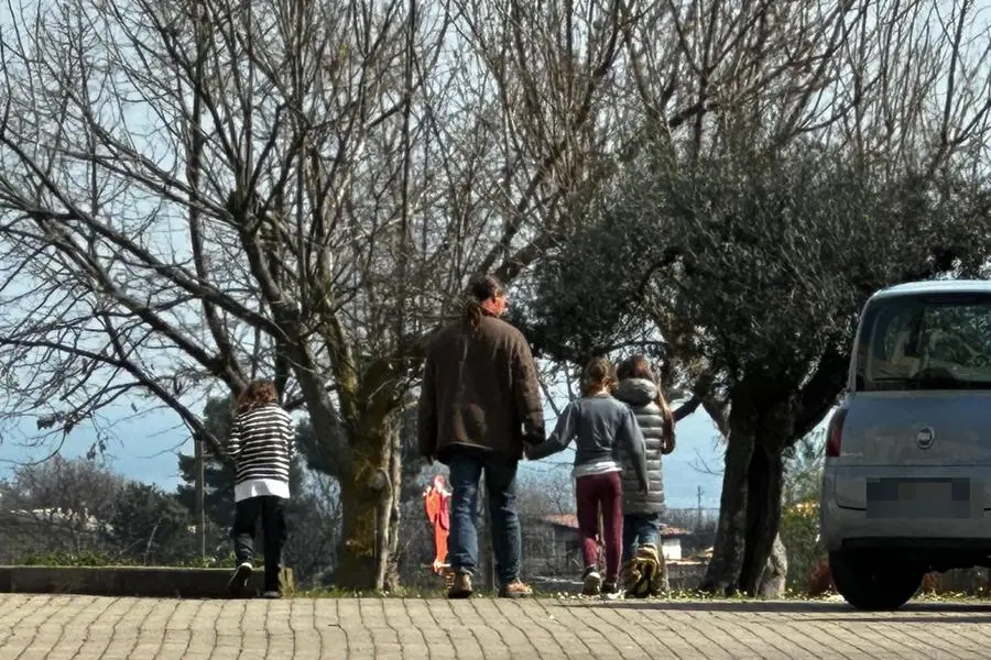 Nathan Trevallion della cosiddetta famiglia del bosco insieme ai figli , ANSA