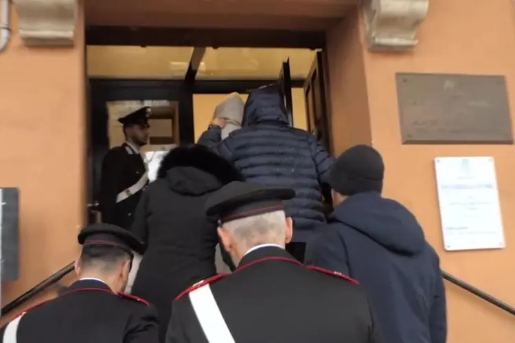 I genitori di Federica Torzullo seguiti dall\\'avvocata (giubbotto nero) arrivano al tribunale per i minori all\\'udienza per l\\'affidamento del figlio della donna uccisa a coltellate dal compagno Claudio Carlomagno, Roma, 28 gennaio 2026 , ANSA