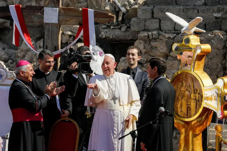 Papa Francesco libera una colomba bianca durante la preghiera per le vittime della guerra a Mosul, in Iraq, il 7 marzo 2021, durante il viaggio apostolico nel Paese devastato da decenni di guerra , REUTERS