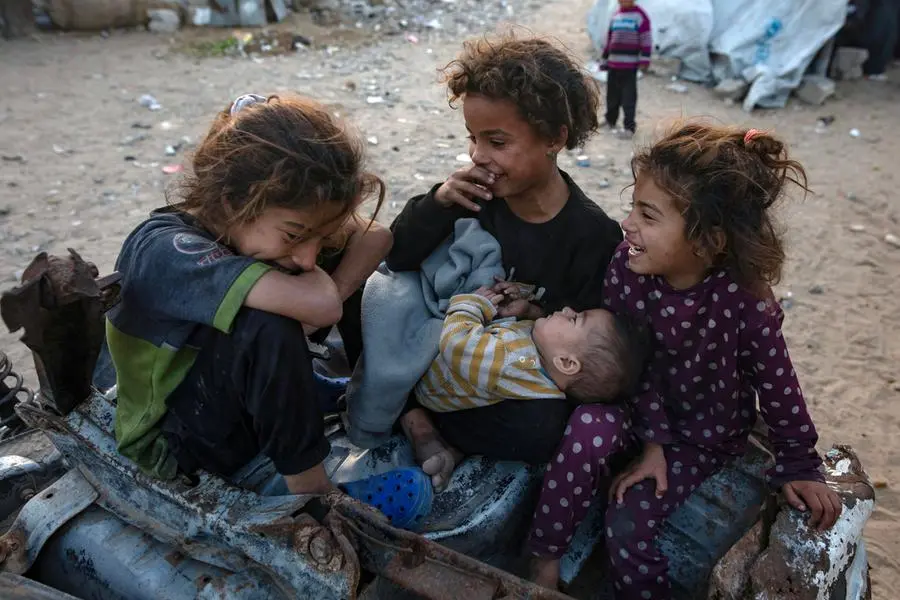 I sorrisi innocenti dei bambini al campo profughi di Khan Yunis, nella Striscia di Gaza , EPA