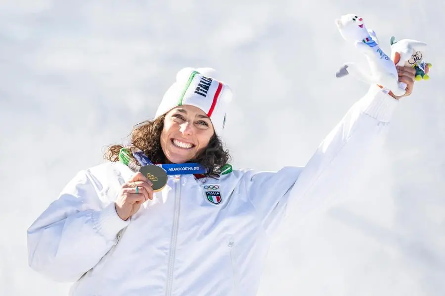 epa12743010 Gold medalist Federica Brignone of Italy celebrates on the podium during the medal ceremony after the women's alpine skiing giant slalom race at the 2026 Olympic Winter Games at the Tofane Alpine Skiing centre in Cortina d'Ampezzo, Italy, on Sunday, February 15, 2026. EPA/JEAN-CHRISTOPHE BOTT
