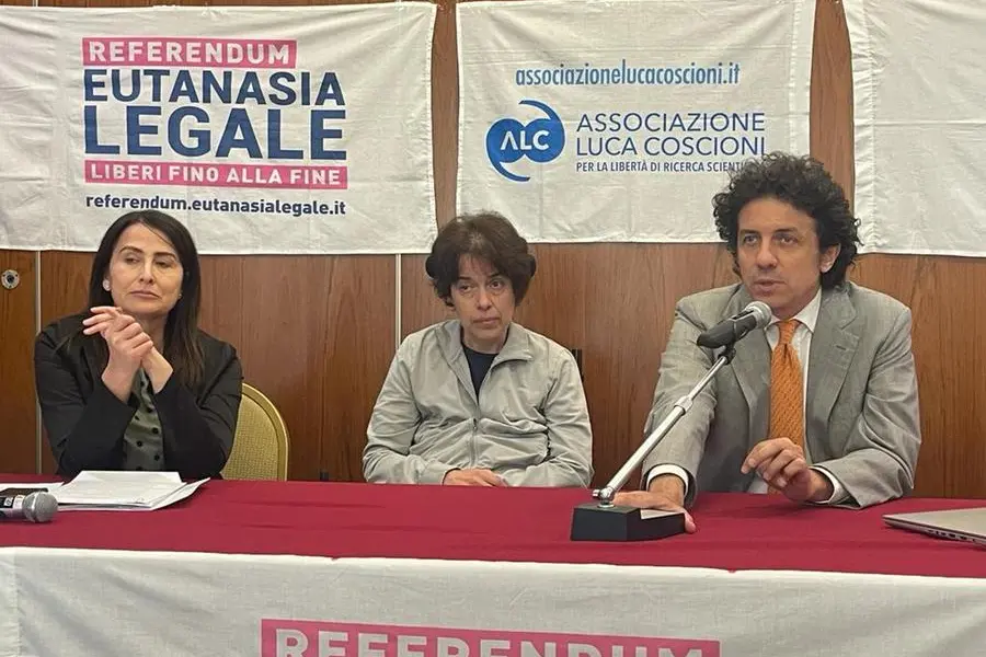 Laura Santi, la donna di Perugia (al centro), affetta da una forma progressiva e avanzata di sclerosi multipla, con il suo suo avvocato Filomena Gallo e Marco Cappato, durante la conferenza stampa del 31 maggio 2023 durante la quale aveva annunciato di avere sporto denuncia nei confronti dell'Ausl Umbria 1 per mancata risposta alla richiesta per accedere all'aiuto al suicidio assistito. La donna è morta il 21 luglio 2025 dopo essersi auto-somministrata un farmaco letale