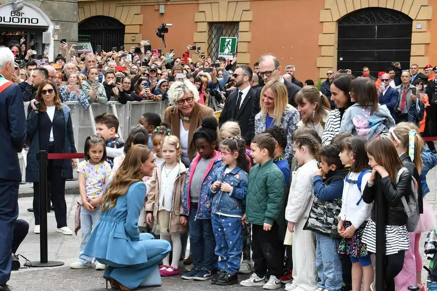 La principessa del Galles, in piazza del Duomo a Reggio Emilia, saluta i bambini delle scuole dell\\u2019infanzia Robinson e Diana, due degli asili pi\\u00F9 storici del sistema Reggio Children. , ANSA