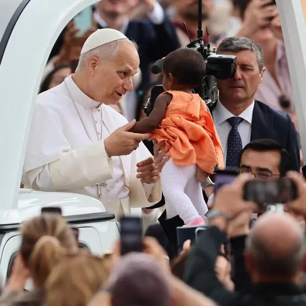 Il Papa prega sul luogo dell'attentato a Wojtyla: «Affidiamo a Maria il grido di pace»