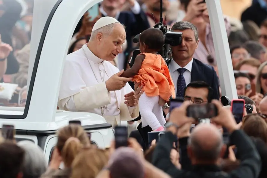 Papa Leone XIV durante l\\'udienza generale in piazza San Pietro , REUTERS