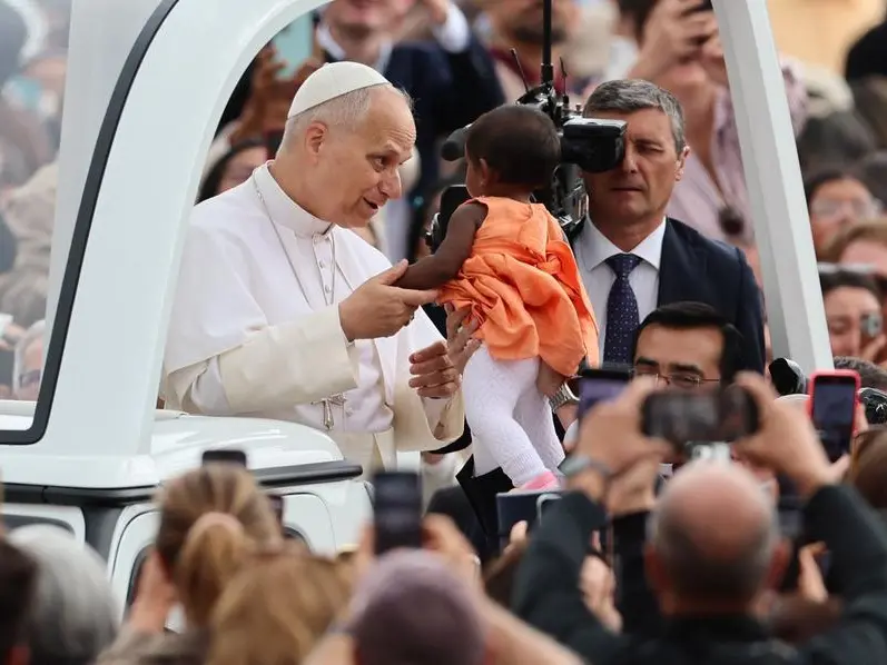Il Papa prega sul luogo dell'attentato di 45 anni fa a Giovanni Paolo II: «Affidiamo a Maria il grido di pace di chi è afflitto dalla guerra»