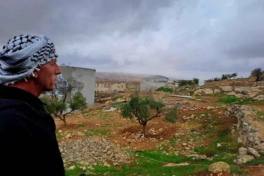 Lo sguardo accorato di un uomo palestinese ai terreni attorno al villaggio di Al Twaneh, a sud di Hebron , ANSA