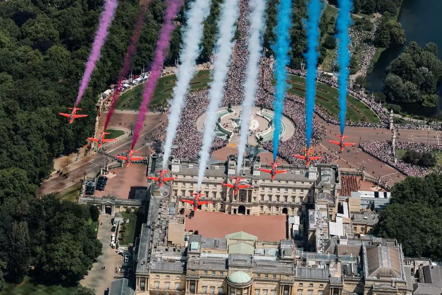 Le Red Arrows, la pattuglia acrobatica della Royal Air Force britannica, sorvolano Buckingham Palace durante il tradizionale flypast del Trooping the Colour, mentre i membri della famiglia reale assistono alla cerimonia dal balcone