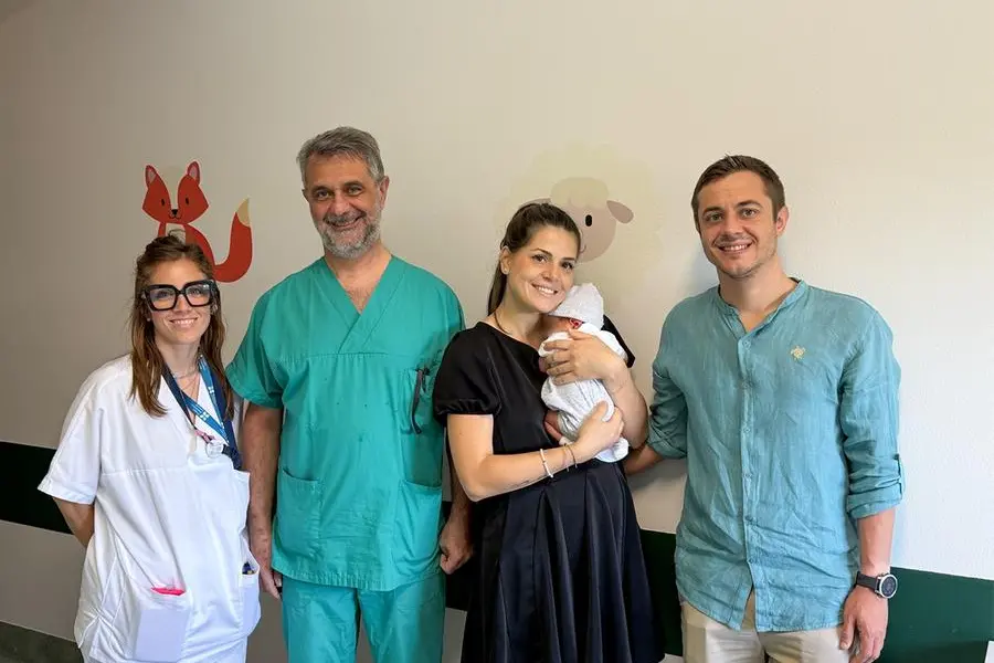 Da sinistra, l\\'ostetrica Carlotta Bucci, il primario di Ostetricia, Gianluca Straface, mamma Tania con il piccolo Matteo e pap\\u00E0 Marco