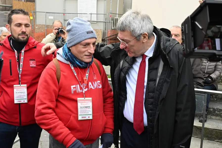 Fabio Giomi con Maurizio Landini durante la manifestazione indetta dalla Cgil per la giornata dello sciopero generale, Firenze, 12 dicembre 2025. ANSA/CLAUDIO GIOVANNINI