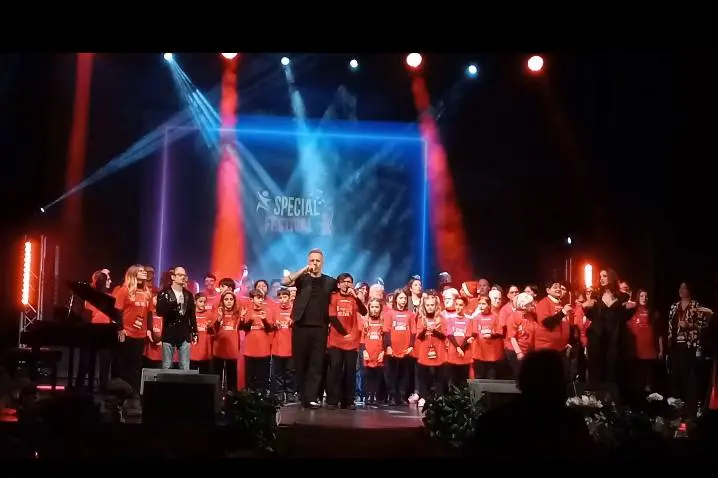 Il Coro ANFFAS di La Spezia durante un\\'esibizione