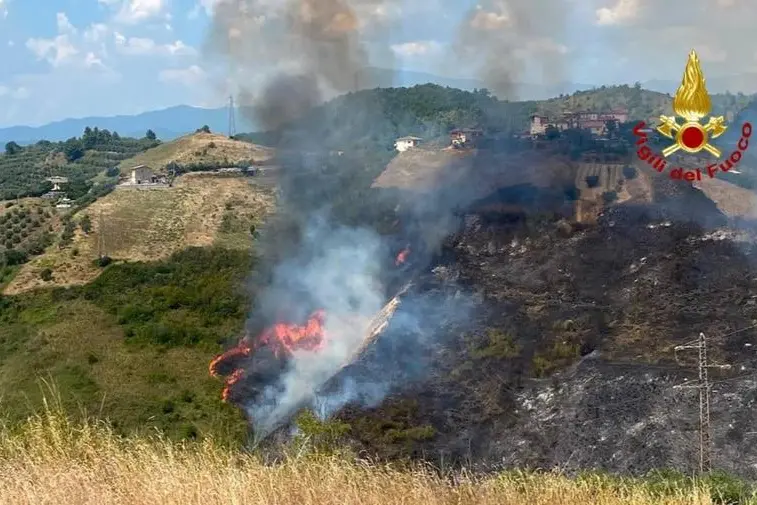 Vigili del Fuoco in azione per l\\'incendio alle porte di Ascoli de 7 agosto 2026 , ANSA