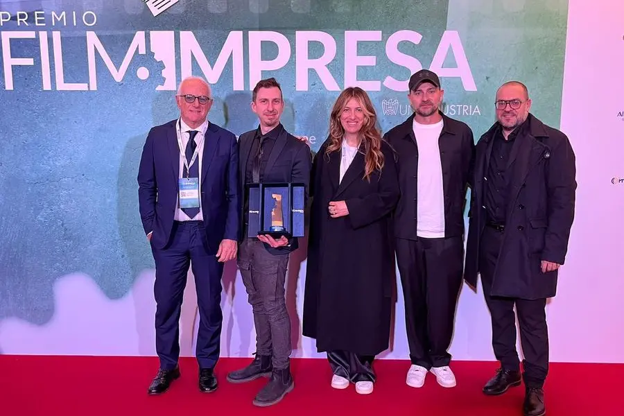 Sopra da sinistra: Fabrizio Saracinelli, Guasco Srl, Raffaele Petrucci, compositore della colonna sonora, Barbara Gabrielli, Direttore Comunicazione Magazzini Gabrielli, Rovero Impiglia e Giacomo Cagnetti, Registi