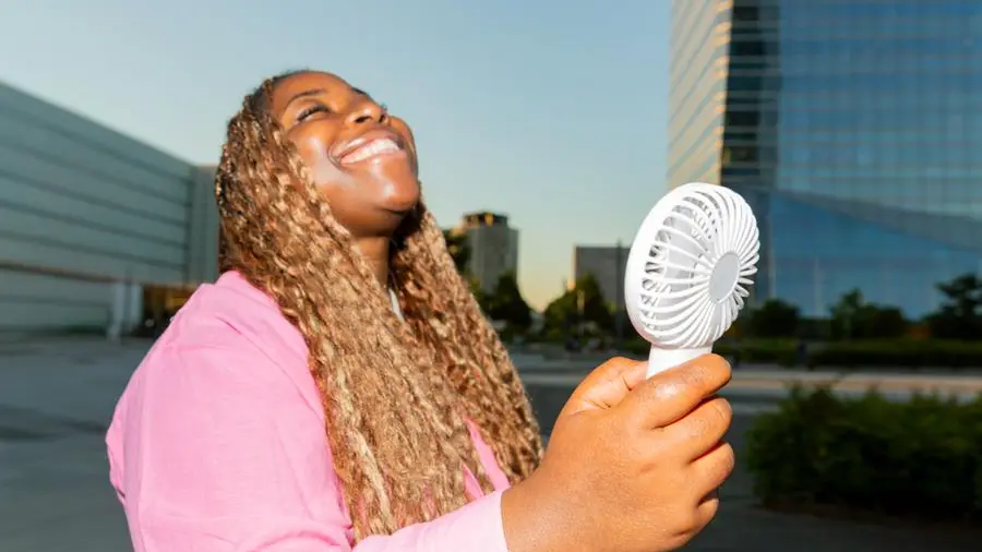 Con 36 gradi a maggio, città allagate, siccità al Sud, il ventilatore dei nonni torna a girare