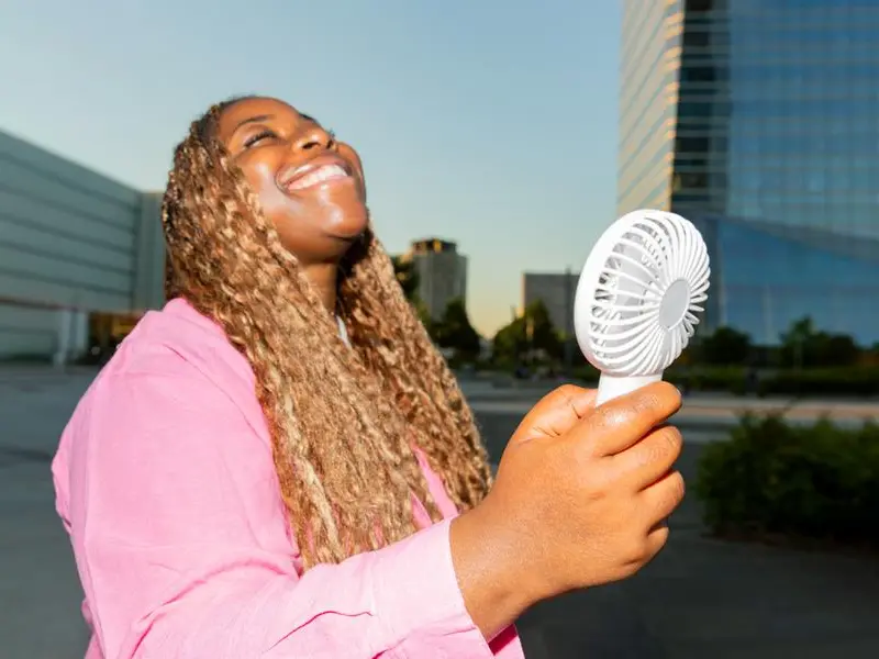 Con 36 gradi a maggio, città allagate, siccità al Sud, il ventilatore dei nonni torna a girare