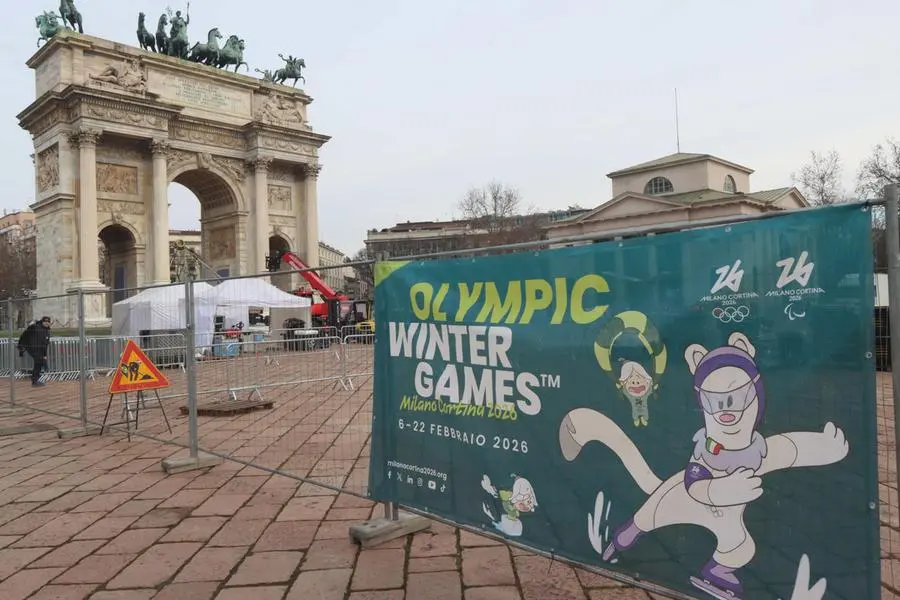 Lavori in corso all\\'Arco della Pace a Milano per l\\'installazione del braciere olimpico , ANSA
