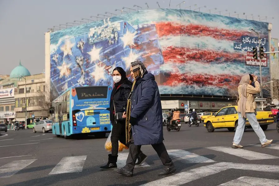 Due iraniani passano davanti a un grande cartellone anti-Usa a Teheran. , REUTERS