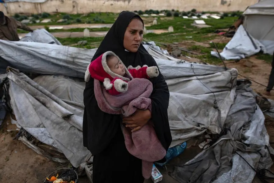 La brutalit\\u00E0 della vita quotidiana a Gaza per una mamma e il suo bambino , EPA