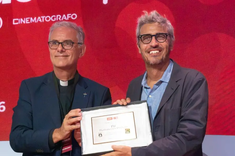 Pif riceve a Venezia il premio Famiglia Cristiana dal direttore don Stefano Stimamiglio