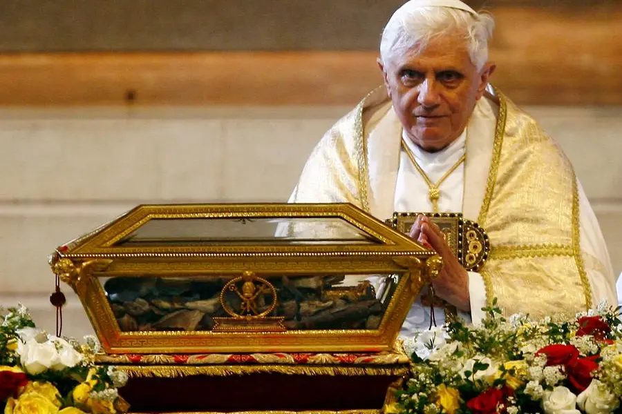 Papa Benedetto XVI in preghiera davanti le reliquie di Sant\\'Agostino nella chiesa di San Pietro in Ciel d\\'Oro, nel 2007 , ANSA