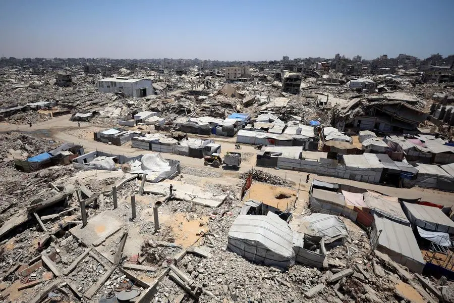 Le tende degli sfollati palestinesi vicino agli edifici in macerie a Gaza City. , REUTERS