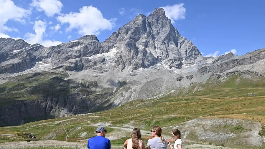 L'eccezione che diventa normalità: il Cervino senza neve scalato in pantaloncini e le Tofane che crollano
