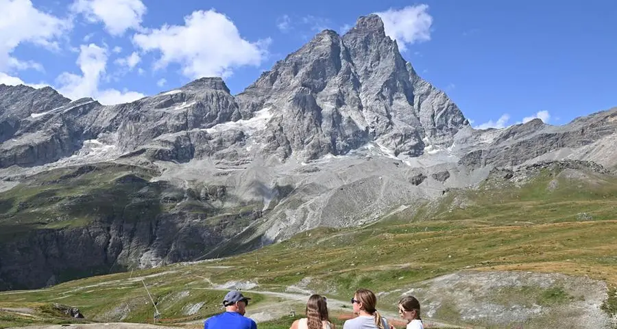L'eccezione che diventa normalità: il Cervino senza neve scalato in pantaloncini e le Tofane che crollano
