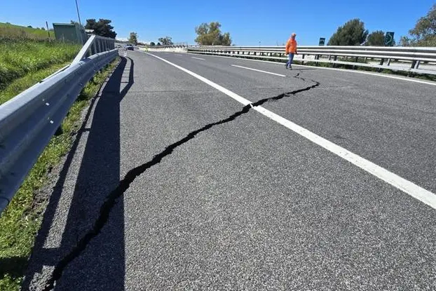 Una spaccatura sull\\'asfalto in un tratto dell\\'A14 a causa del riattivarsi della frana di Petacciato, in Molise, 7 aprile 2026. ANSA , ANSA