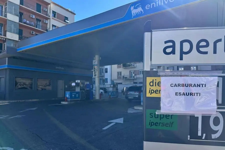 Un distributore a Cosenza con scorte di benzina e diesel esaurite