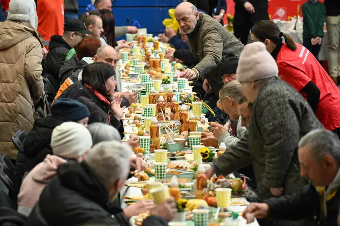 epaselect epa12868532 People participate in a traditional Easter breakfast organized by Caritas of Poland, Municipal Social Welfare Center and the city of Sopot on the Holy Saturday (Easter Eve) at the Centennial Hall in Sopot, northern Poland, 04 April 2026. Poor and homeless people received a traditional Easter meal. EPA/Andrzej Jackowski POLAND OUT
