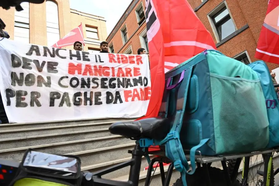 Una manifestazione di protesta dei riders a Milano nel 2023