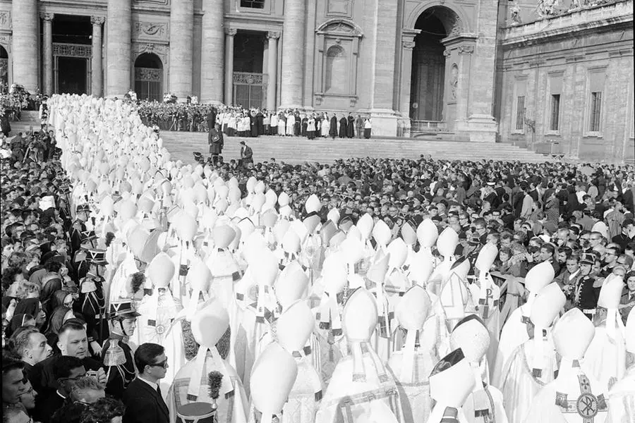 Il corteo dei padri conciliari in piazza San Pietro, diretti all'interno della basilica il giorno dell'apertura ufficiale del Concilio Vaticano II, Roma, 11 ottobre 1962. ANSA