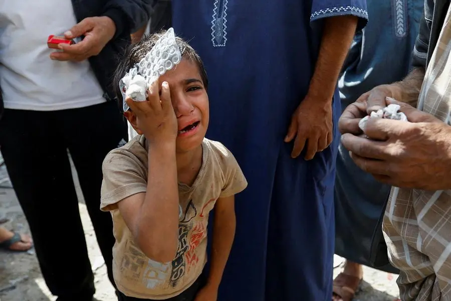 Un bambino palestinese reagisce al luogo colpito dai raid israeliani contro alcune case, a Rafah, nel sud della Striscia di Gaza. REUTERS/Ibraheem Abu Mustafa , REUTERS