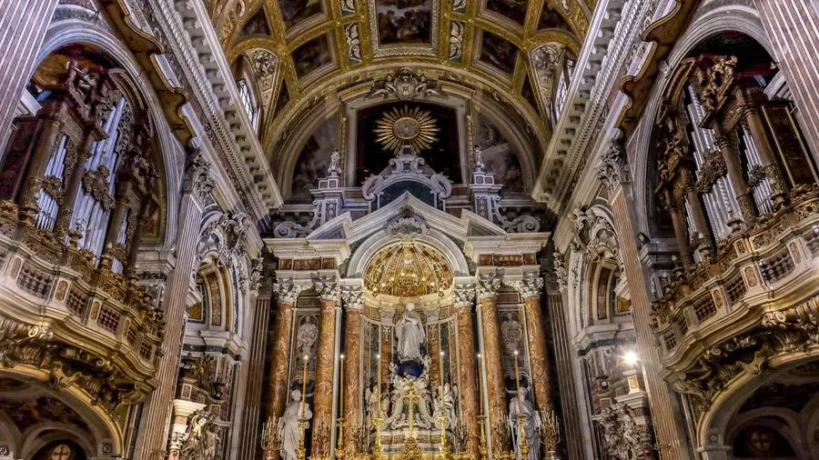 Padre Patriciello racconta il valore nascosto dei confessionali: «Le chiese salvano dalla solitudine»