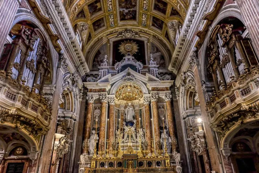 Interno della Chiesa del Ges\\u00F9 Nuovo di Napoli, costruita tra il 1584 e il 1601 dai Gesuiti su un antico palazzo del Quattrocento. , iStock